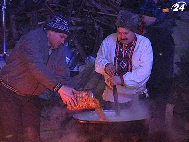 Сочельник на Майдане: колядки, вертепы и 12 блюд Сочельник на Майдане: колядки, вертепы и 12 блюд
