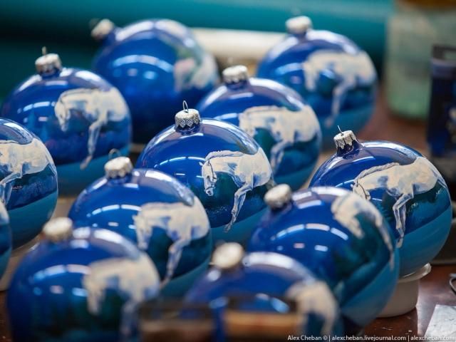 Как в Украине делают елочные игрушки (Фото) Как в Украине делают елочные игрушки (Фото)