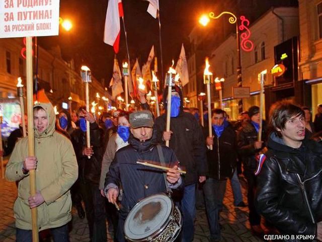 У Криму "За родину! За Путіна" палили українські книжки (Фото) У Криму "За родину! За Путіна" палили українські книжки (Фото)