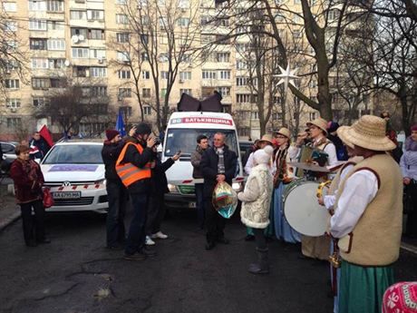 Автомайдан колядовал под Лукьяновском СИЗО для арестованных активистов (Видео)