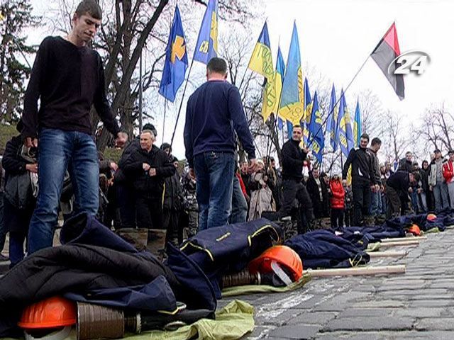 На Майдане на скорость надевали революционную одежду