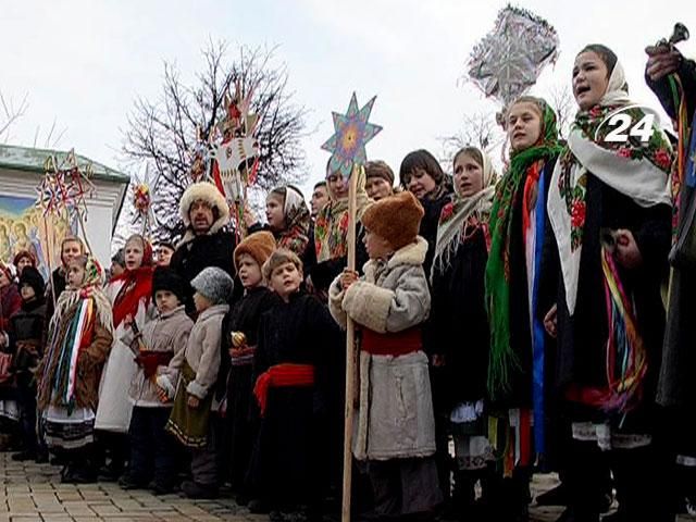 По улицам Киева прошли колядники с рождественскими звездами