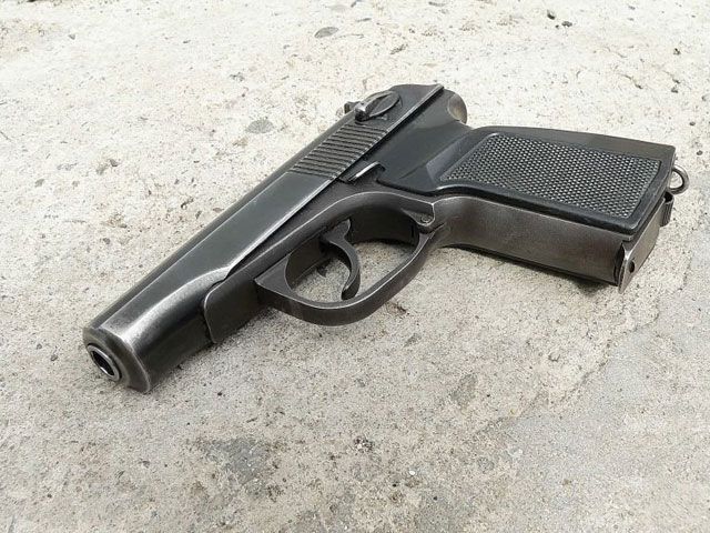 Активісти Майдану передали міліції чоловіка з пістолетом Активісти Майдану передали міліції чоловіка з пістолетом