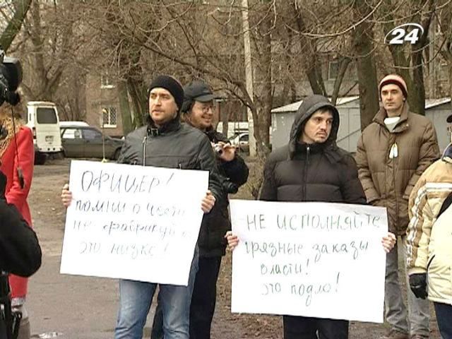 У Харкові пікетом підтримали затриманого активіста Євромайдану У Харкові пікетом підтримали затриманого активіста Євромайдану