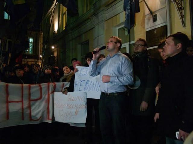 Пикет под Печерским судом: активисты требовали освободить Притуленко (Фото) Пикет под Печерским судом: активисты требовали освободить Притуленко (Фото)