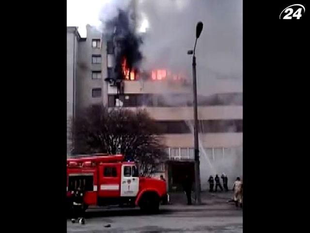 Спасаясь от пожара на "Хартроне", люди прыгали с 4 этажа (Видео очевидцев)