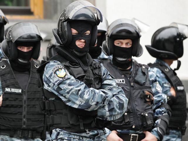 Возле Азарова и Рыбака массово заселяют "Беркут", - активист Возле Азарова и Рыбака массово заселяют "Беркут", - активист