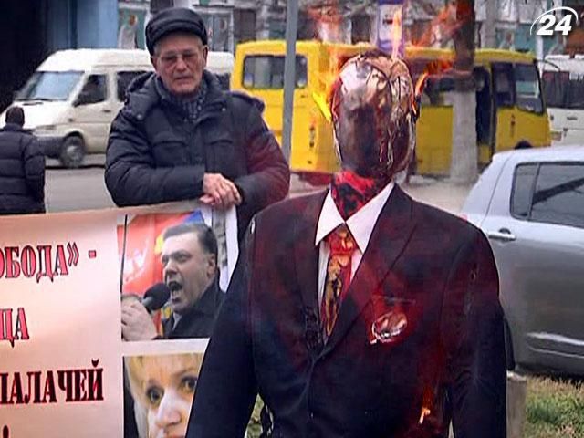У Криму проросійські організації спалили опудало Бандери та прапор ОУН-УПА