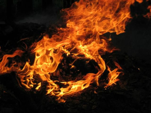 У Криму біля СБУ згорів "Ягуар" У Криму біля СБУ згорів "Ягуар"