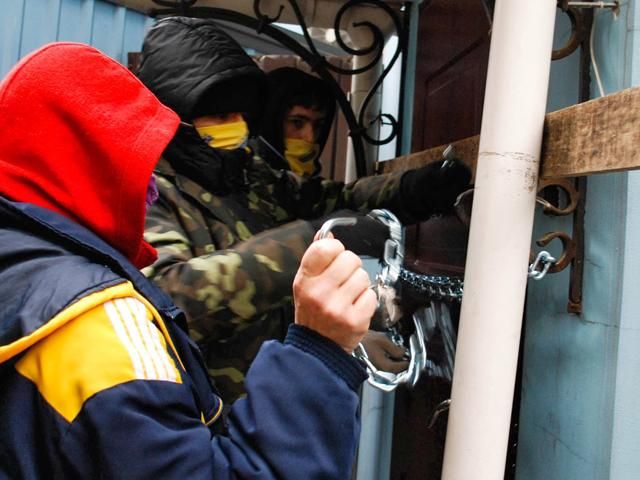 Київський офіс регіоналів обмалювали і обмотали ланцюгами вхід (Відео) Київський офіс регіоналів обмалювали і обмотали ланцюгами вхід (Відео)