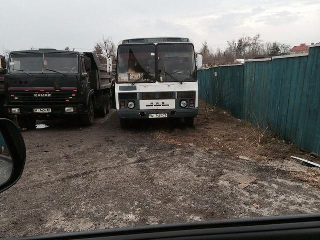 Пшонку охороняють КамАЗи, авта правоохоронців та "Беркут", — автомайдан (Фото) Пшонку охороняють КамАЗи, авта правоохоронців та "Беркут", — автомайдан (Фото)