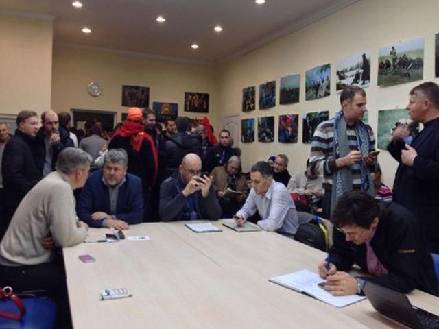 После ультиматума оппозиции из Общественного Совета Майдана массово выходят активисты После ультиматума оппозиции из Общественного Совета Майдана массово выходят активисты