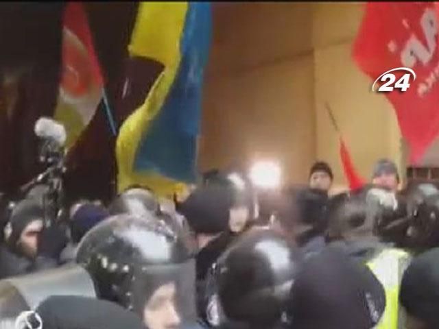 Митингующие прорвались под суд, где слушают дело Власенко Митингующие прорвались под суд, где слушают дело Власенко