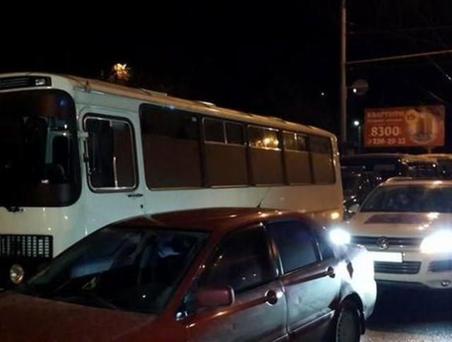 Автомайдан заблокував "беркутівців", які побили людей Автомайдан заблокував "беркутівців", які побили людей