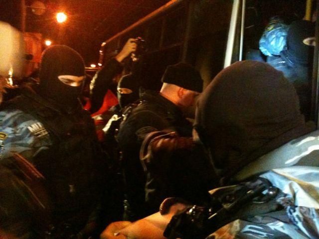 Після сутичок з "Беркутом" під судом госпіталізували 5 осіб Після сутичок з "Беркутом" під судом госпіталізували 5 осіб