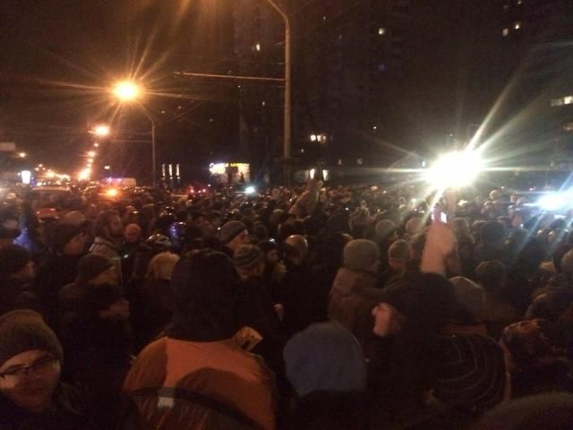 "Беркут" знімає маски, люди не всіх пропускають до райвідділу (Фото) "Беркут" знімає маски, люди не всіх пропускають до райвідділу (Фото)