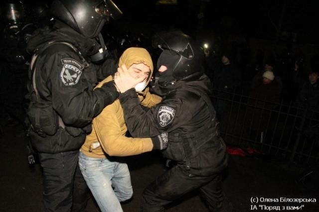 Під Києво-Святошинським судом "Беркут" бив активістів (Фото)