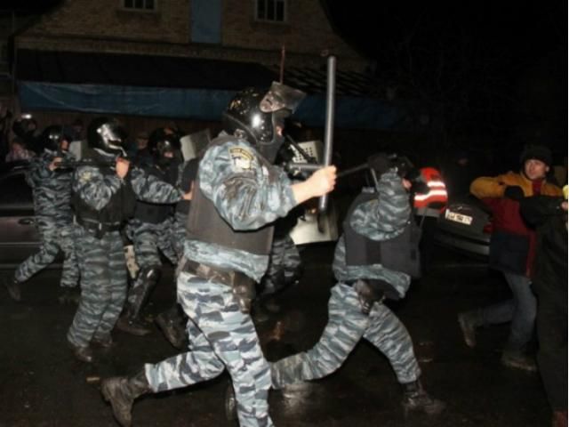 После ночных столкновений пострадали 11 митингующих После ночных столкновений пострадали 11 митингующих