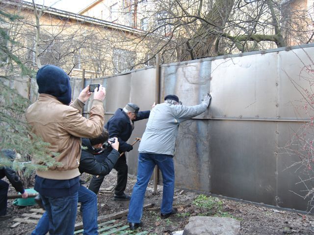 У Львові люди знесли паркан забудовника, який зруйнував пам'ятку архітектури (Фото)