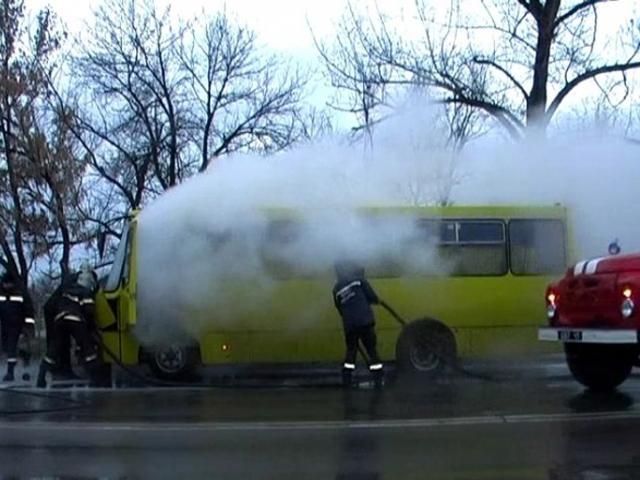 В Луганске во время движения горела маршрутка с пассажирами (Фото)