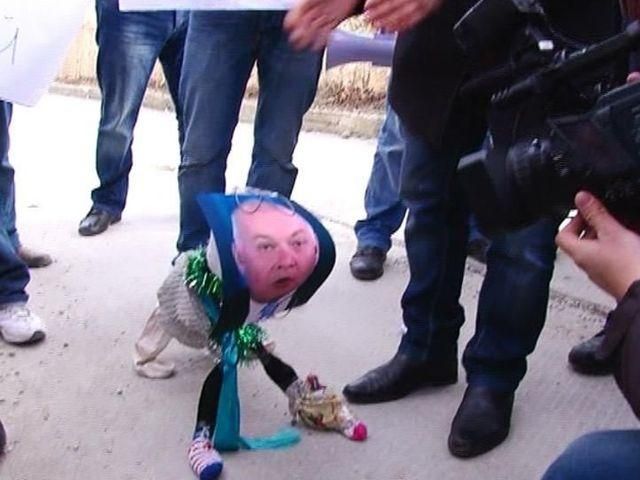 ДемАльянс жалуется на давление из-за пикета дачи Киселева ДемАльянс жалуется на давление из-за пикета дачи Киселева