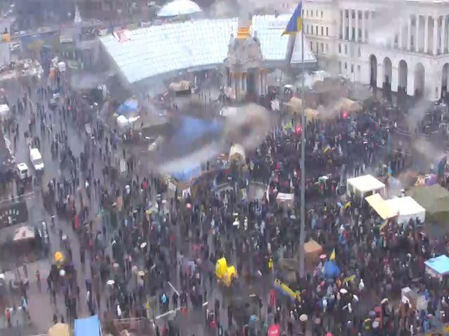 На Майдане - многотысячное вече, в Мариинском - "титушки" (Фото) На Майдане - многотысячное вече, в Мариинском - "титушки" (Фото)