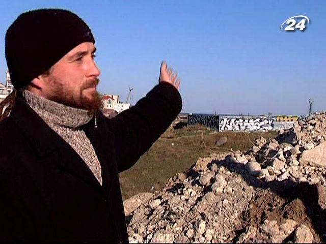 Работники заповедника в Херсонесе жалуются на незаконное строительство Работники заповедника в Херсонесе жалуются на незаконное строительство