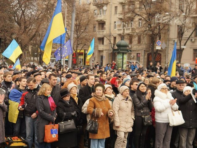В Харькове евромайдановцев забрасывают петардами
