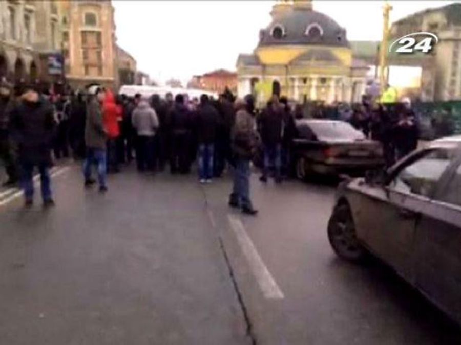Дорогу до Межигір'я автомайданівцям намагались зупинити автобусом і "тітушками" Дорогу до Межигір'я автомайданівцям намагались зупинити автобусом і "тітушками"