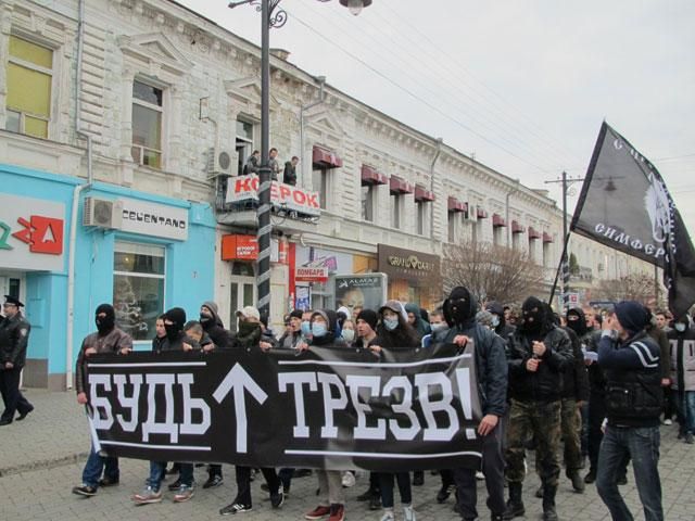 У Сімферополі люди в масках провели марш проти тероризму