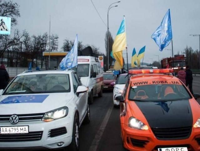 Автомайдан преодолел заблокированный поворот на Межигорье Автомайдан преодолел заблокированный поворот на Межигорье