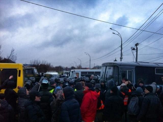 Автомайдан зупинили за 300 метрів від Януковича (Фото) Автомайдан зупинили за 300 метрів від Януковича (Фото)