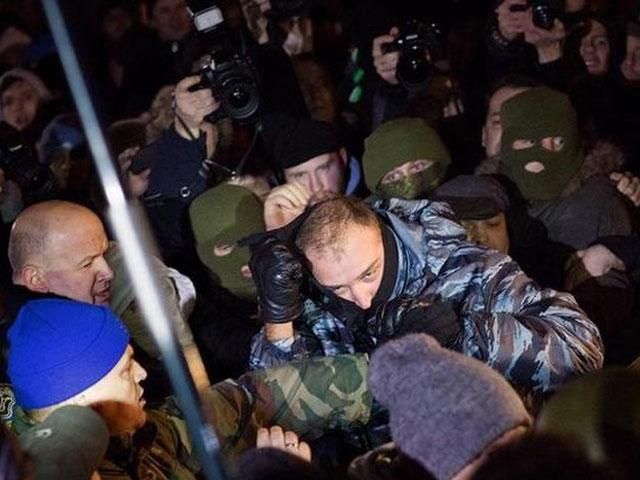 Під Києво-Святошинським судом постраждали 17 “беркутівців”, - МВС Під Києво-Святошинським судом постраждали 17 “беркутівців”, - МВС