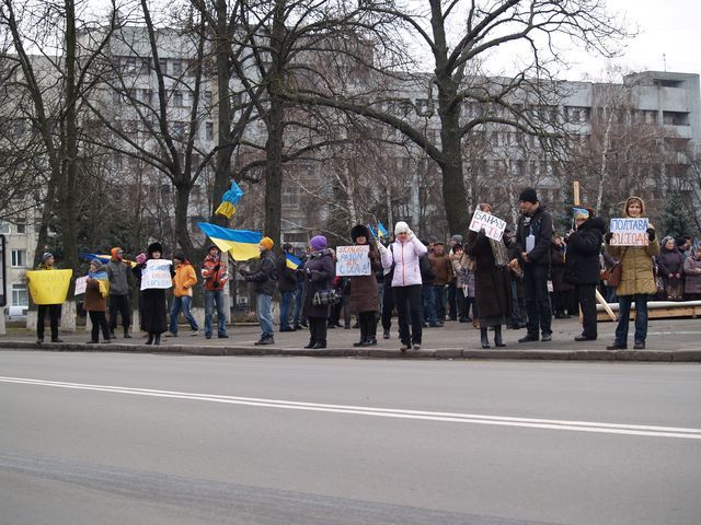 Автопробіг Львів-Київ-Харків відвідав Євромайдан у Полтаві (Фото) Автопробіг Львів-Київ-Харків відвідав Євромайдан у Полтаві (Фото)
