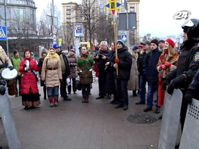 Евромайдановцы поколядовали милиции, охраняющей правительственный квартал