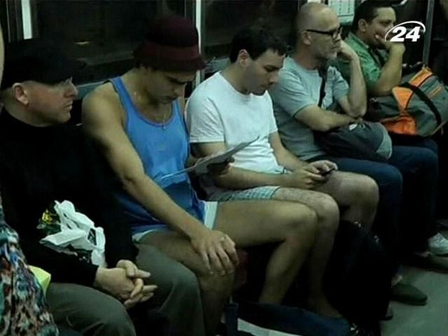 Всесвітній флеш-моб об’єднав людей, які проїхались у метро без штанів Всесвітній флеш-моб об’єднав людей, які проїхались у метро без штанів