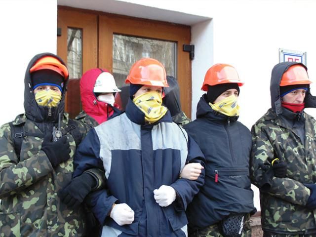 Активисты Евромайдана заблокировали входы в здание МВД (Фото)