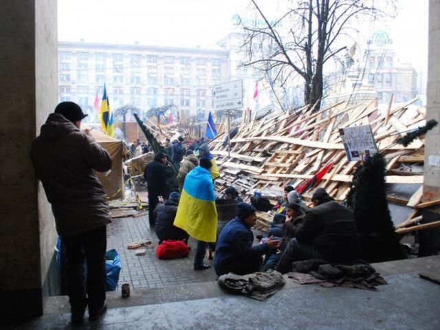 На Майдан пришла сотня противников баррикад