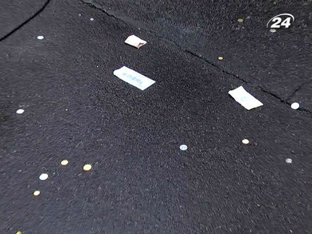 Евромайдановцы забросали МВД копейками - средства для выезда милиции из страны Евромайдановцы забросали МВД копейками - средства для выезда милиции из страны