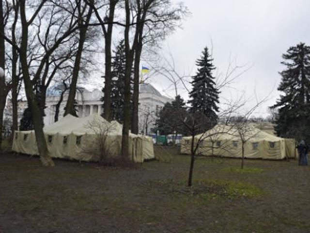 Под Верховной Радой собирают сторонников власти Под Верховной Радой собирают сторонников власти