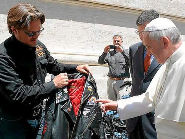 Папа Римский продает свой мотоцикл Harley-Davidson и кожаную куртку к нему Папа Римский продает свой мотоцикл Harley-Davidson и кожаную куртку к нему