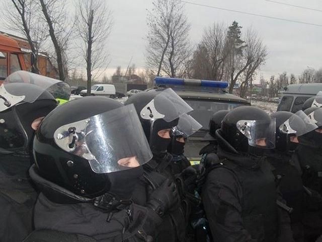 Автомайдан в Межигорье, милиция просит их разъехаться (Фото) Автомайдан в Межигорье, милиция просит их разъехаться (Фото)