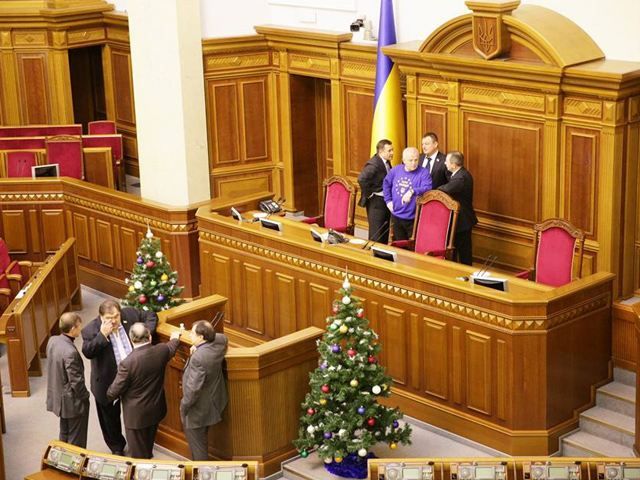Оппозиция заблокировала трибуну и президиум Рады (Фото. ВИДЕО)