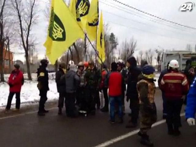 Автомайданівці встановили блокпост в Нових Петрівцях