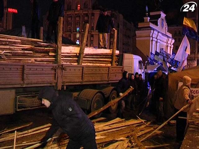 Из-за похолодания на Майдане запасаются дровами
