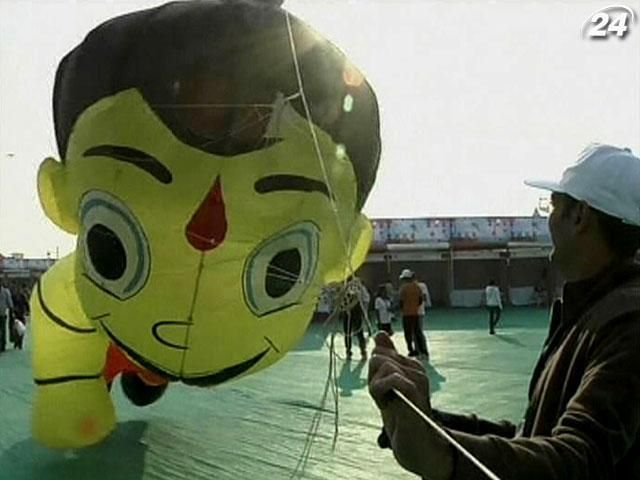 В Індії прощаються із зимою: у небо запускають повітряних зміїв В Індії прощаються із зимою: у небо запускають повітряних зміїв