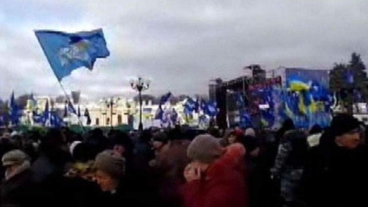 В Маріїнському парку мітингують антимайданівці В Маріїнському парку мітингують антимайданівці