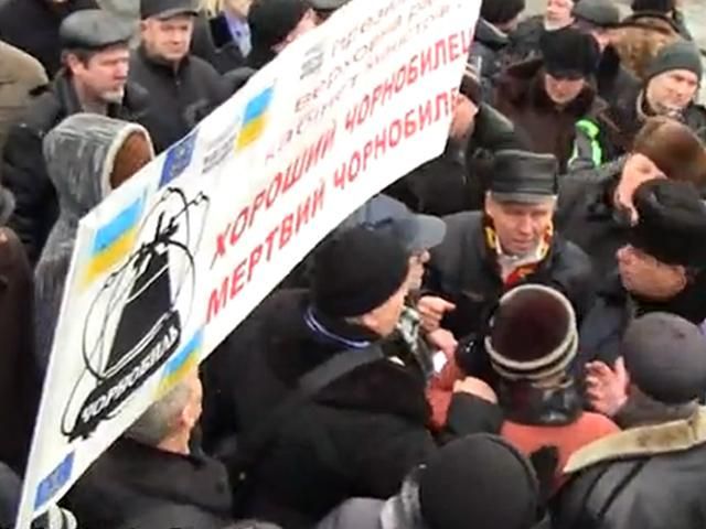 Солдати внутрішніх військ не пустили у Раду чорнобильців, між ними відбулася сутичка Солдати внутрішніх військ не пустили у Раду чорнобильців, між ними відбулася сутичка