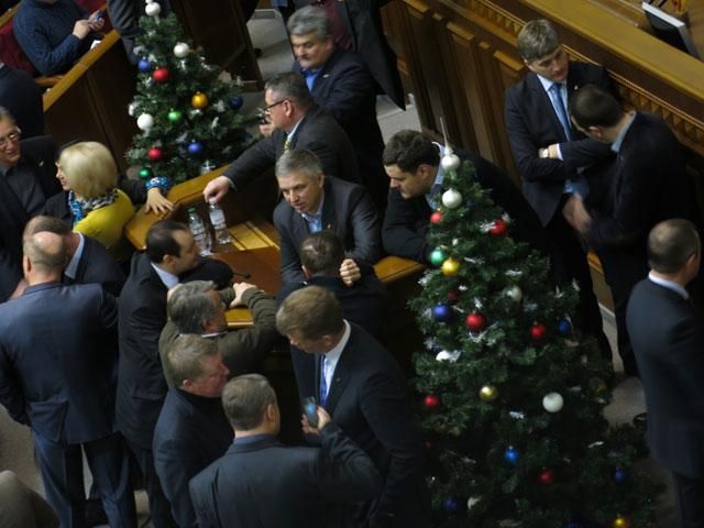 40 депутатів продовжують блокувати парламент