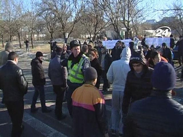 В Крыму полсотни человек заблокировали трассу Симферополь-Феодосия В Крыму полсотни человек заблокировали трассу Симферополь-Феодосия